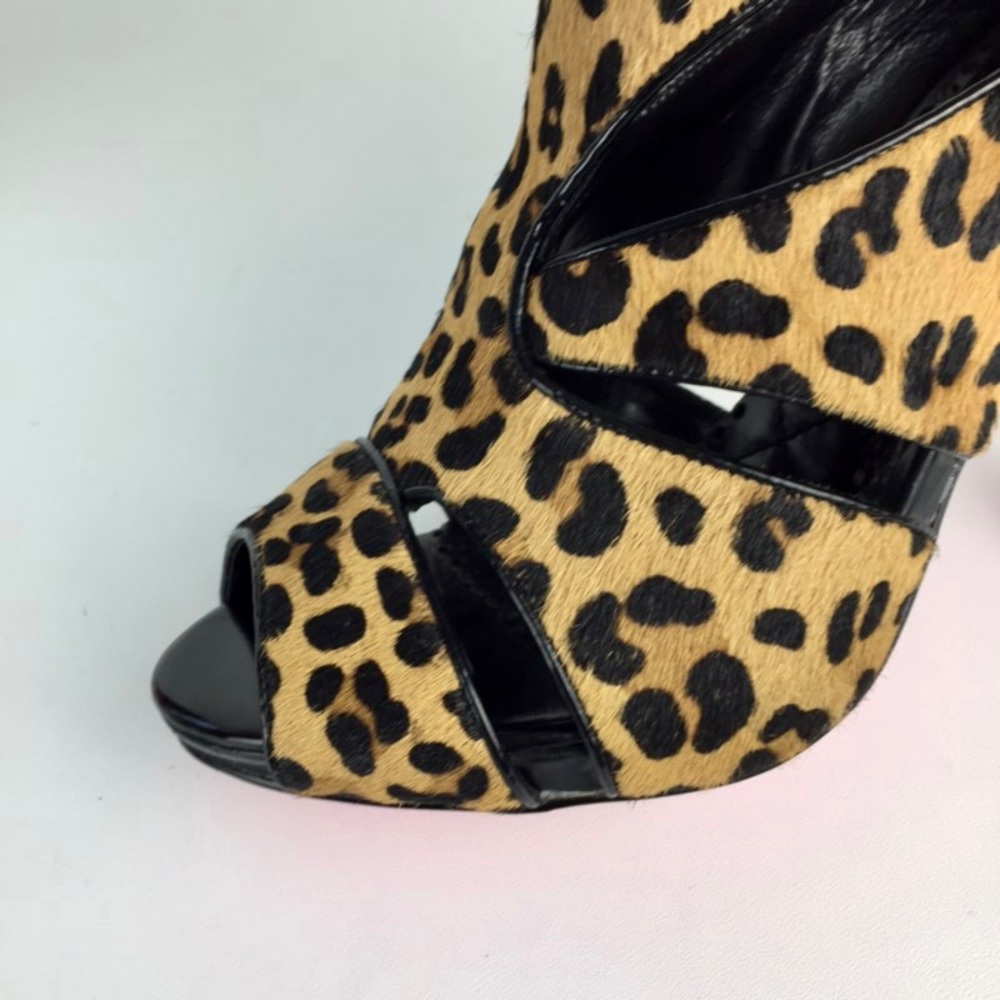 Betsey Johnson Womens Carlos Leopard Calf Hair Pumps Cutout Shooties size 5.5 - Picture 9 of 15